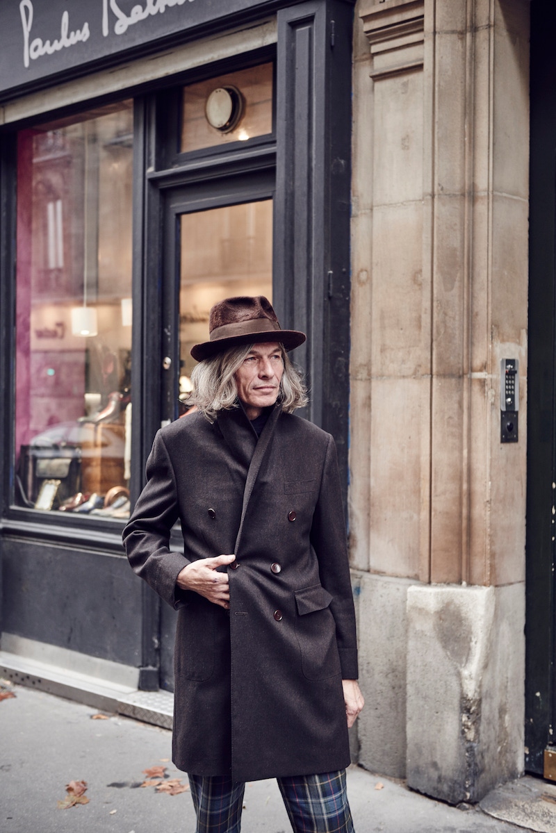 The master himself, Paulus Bolten, outside his shop.