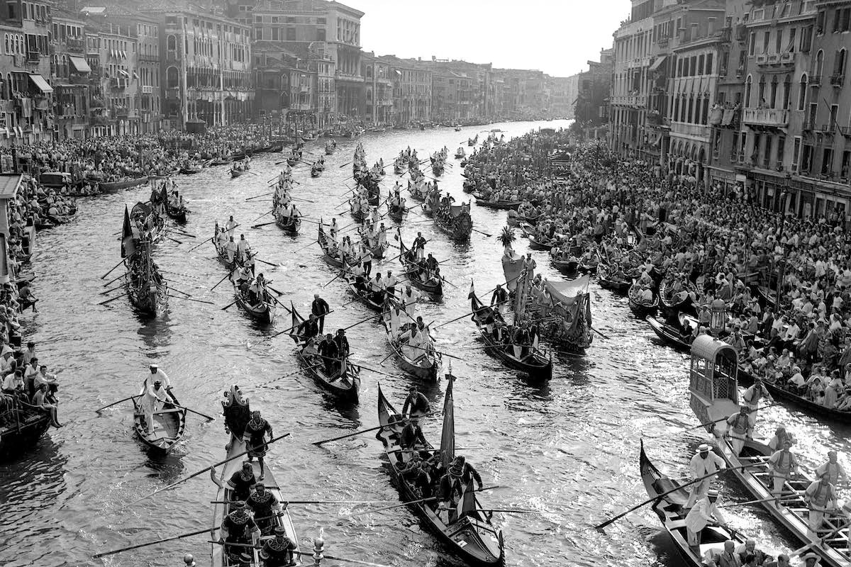 Guests arriving by gondola (Photo by Willy Rizzo)