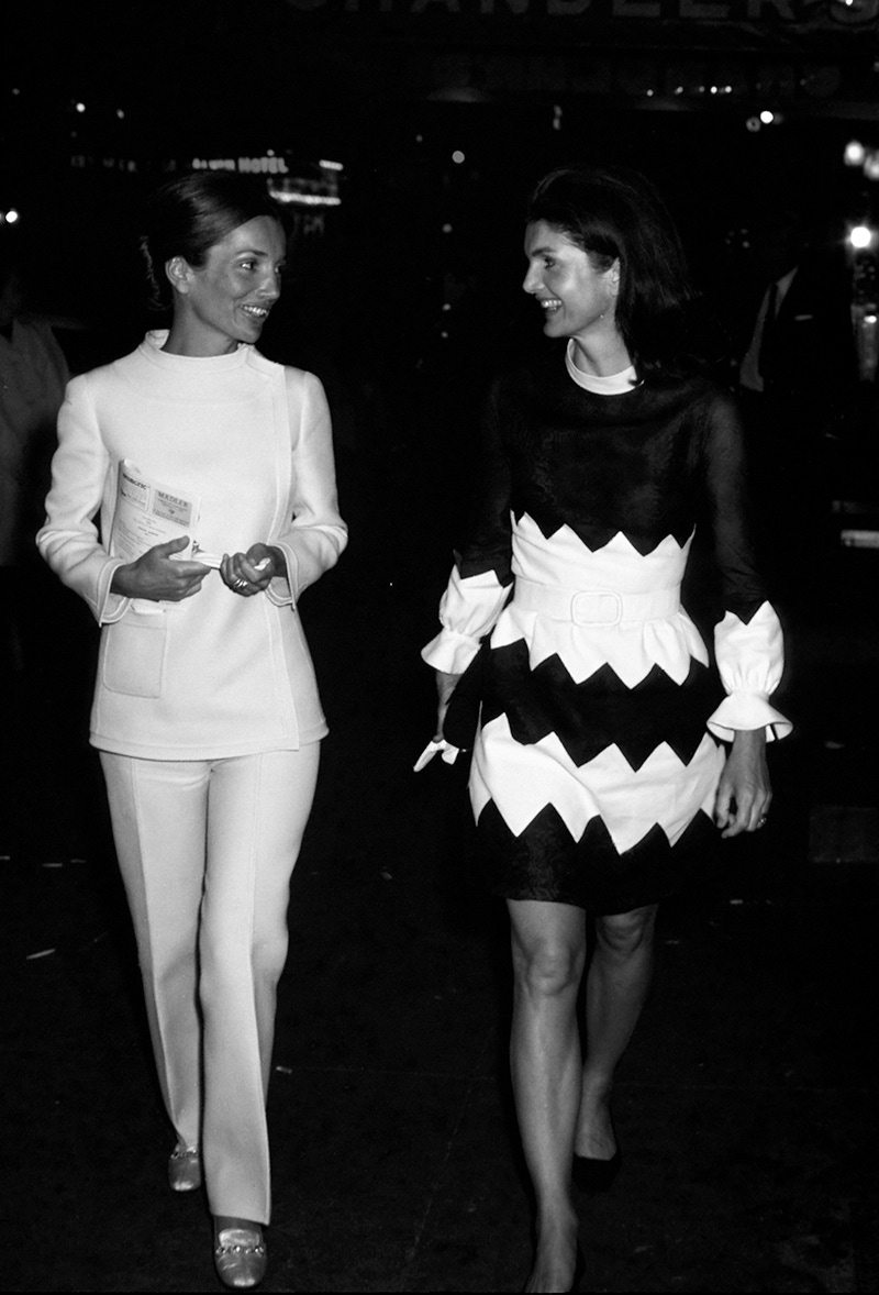 Lee Radziwill and Jackie Kennedy leaving Alvin Theatre (now Neil Simon Theatre) in Manhattan after a performance (1970)