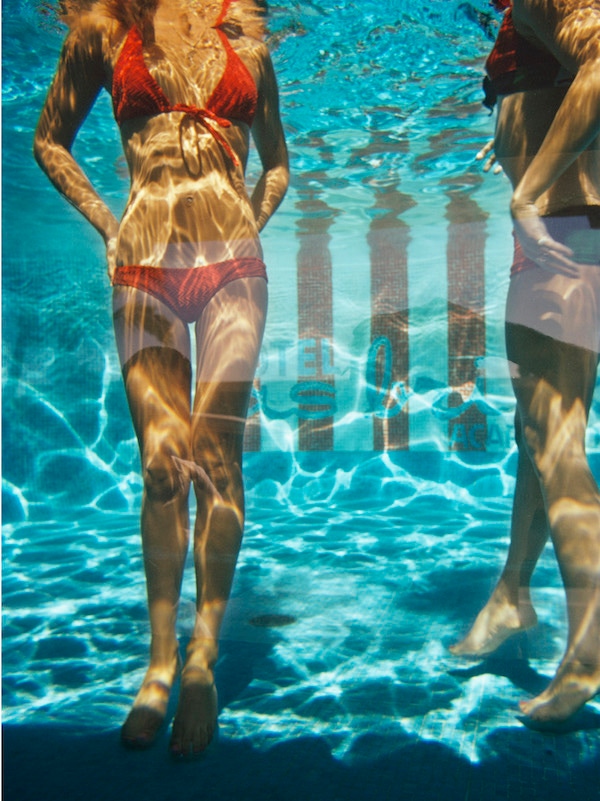 Underwater in the pool at Las Brisas Hotel in Acapulco, Mexico, February 1972 (Photograph by Slim Aarons)