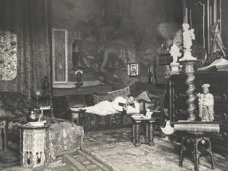 Gabriele D'annunzio in the study of his mansion in 1895. ©MP/Leemage.