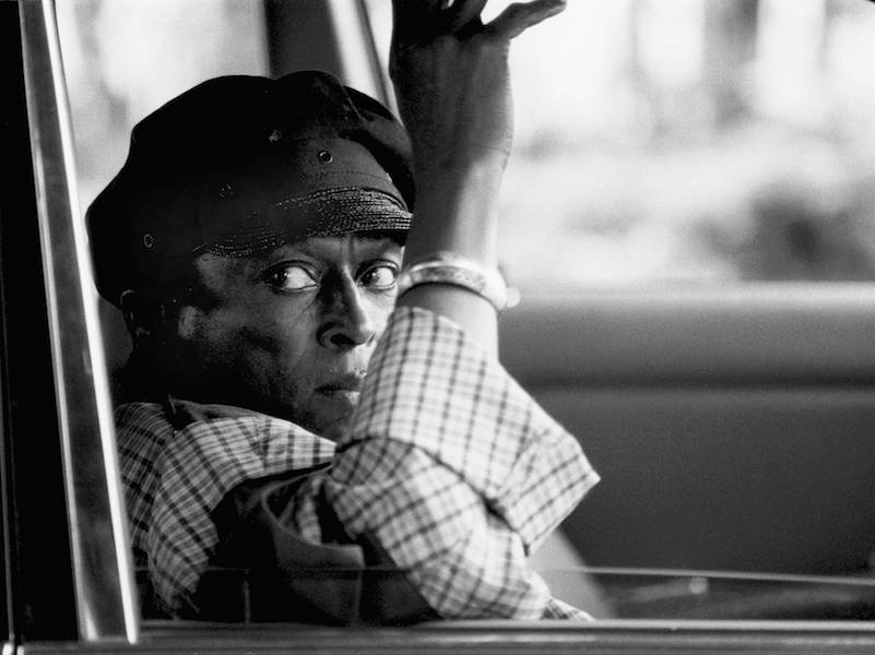 Miles Davis arrives by car at his hotel in The Hague, Holland, 1984. Photo by Frans Schellekens/Redferns.