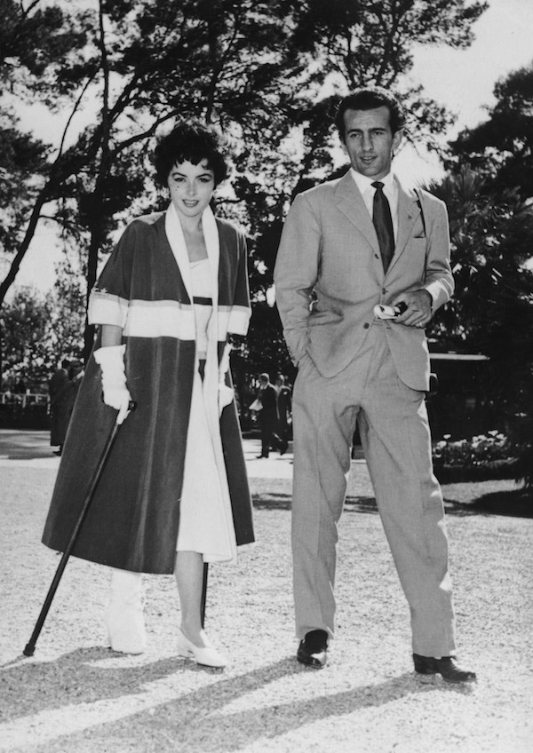 Prince Dado Ruspoli with British actress Mara Lane, 13th May 1955. Lane's leg injury was sustained during a skiing holiday with the Prince in the Italian Alps. Photo by Keystone/Hulton Archive/Getty Images.