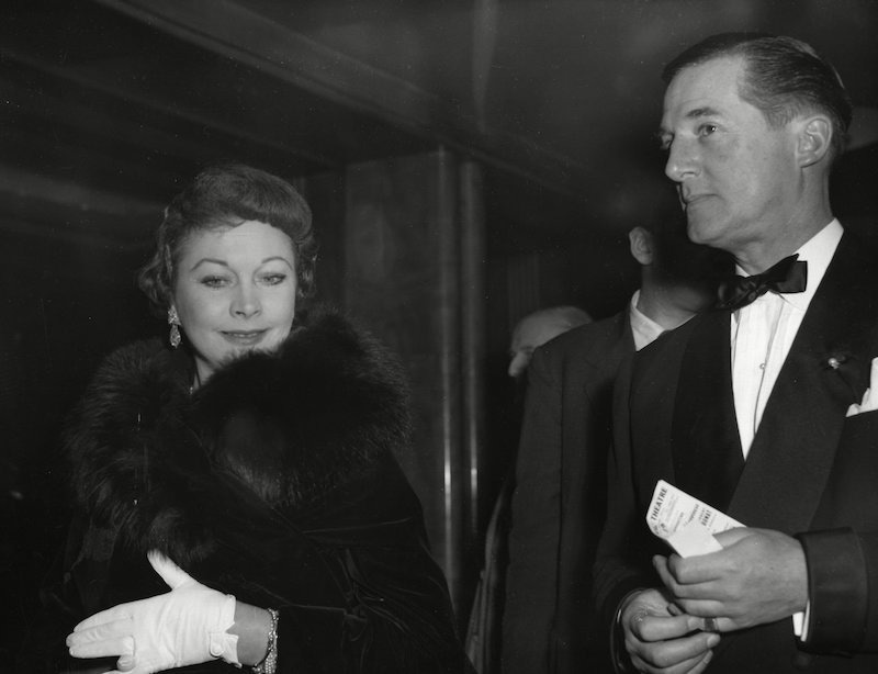 Hardy Amies accompanies actress Vivien Leigh to a film premiere in Leicester Square in 1958. Photo by AP/REX/Shutterstock.