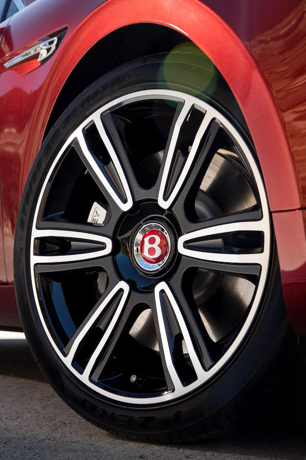 Numerous optional extras are available including these 20’’ graphite and diamond turned, spoked alloy wheels.