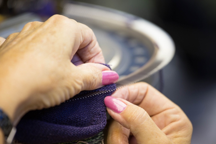 A worker using the hand linking method.