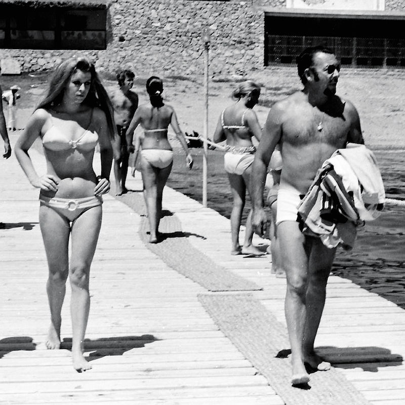 Prince Alfonso taking a stroll on the jetty of the Marbella Club, 1967,. Photo by Gianni Ferrari/Cover/Getty Images.