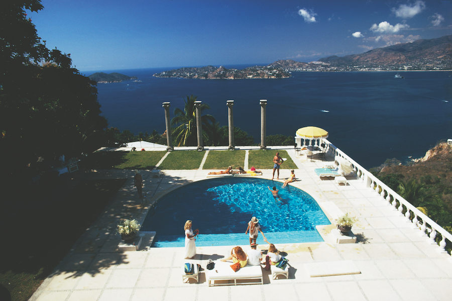 Guests sunbathe around the pool of Villa Nirvana in Acapulco, Mexico, 1971. Photo by Slim Aarons/Hulton Archive/Getty Images.