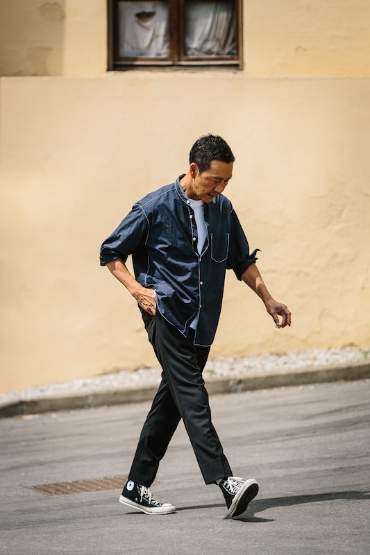 Yasuto Kamoshita adopting a laid back, monochromatic look that’s the antithesis of the ‘Pitti peacock’.