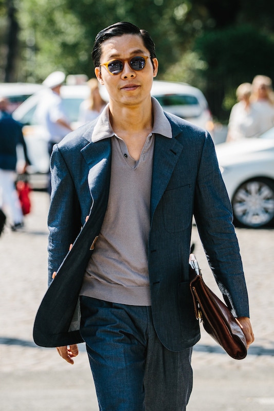 A soft, relaxed suit is worn nonchalantly here with a knitted polo shirt. Like many Pitti goers this year, the polo’s collar is worn over the suit jacket, à la Al Pacino in Scarface.