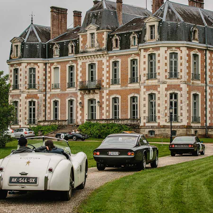 Drivers approaching Château de la Baronnie in Lafrançaise, France.