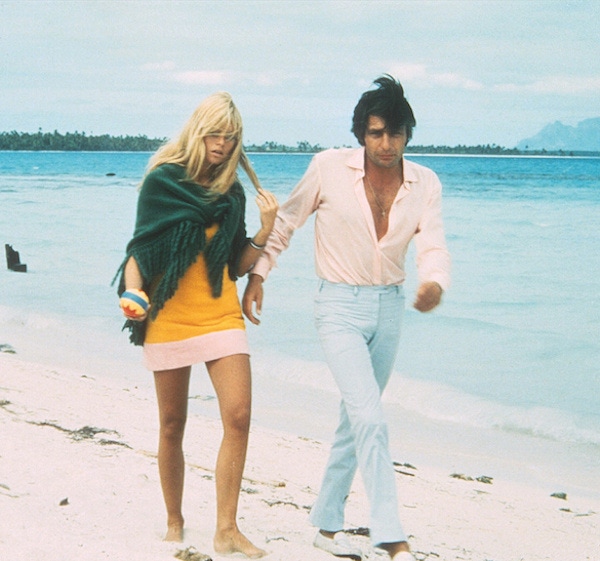 Walking barefoot on the beach with Gunter Sachs, 1984. Photo by Sipa Press/REX/Shutterstock.