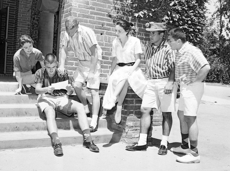 Students at Los Angeles City College gather to read about the campus ban on shorts, 1958.