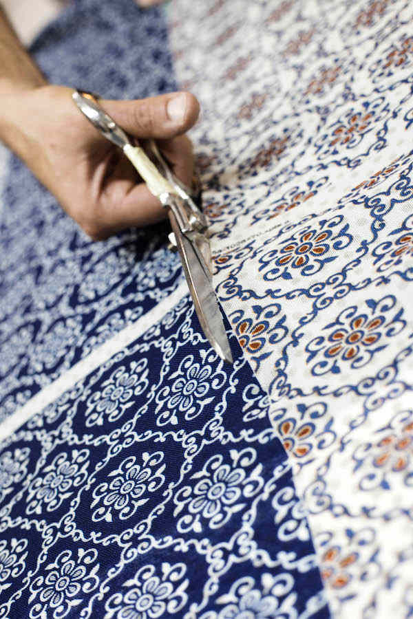 Cutting the fine fabric used for Calabrese 1924's ties. Photo by Stéphane Butticé.