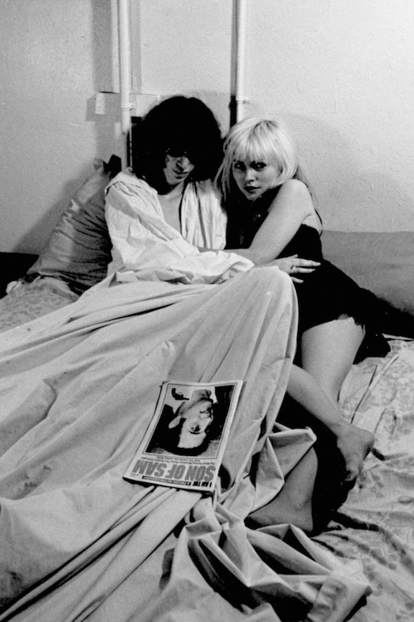 Joey Ramone posing with Debbie Harry for Punk magazine in New York, 1977. Photo by Roberta Bayley/Redferns/Getty Images.