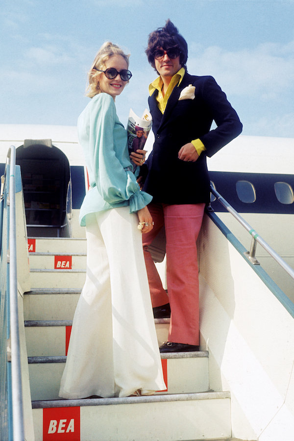 Twiggy and Justin in their jet-set heyday, about to board a plane for a holiday in Greece, 1968. Photo by Keystone/Hulton Archive/Getty Images.