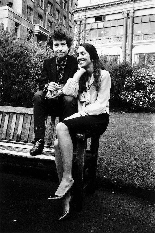 Bob Dylan with Joan Baez, an American folk singer famous for protest songs against the Vietnam war, sitting outside the Savoy Hotel in London, 1965. Photo by Trinity Mirror/Mirrorpix/Alamy Stock Photo.