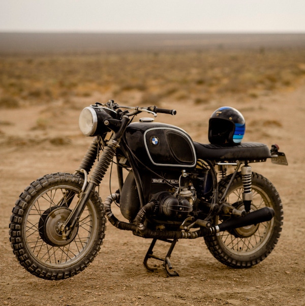 A black custom Roughchild BMW R 75/5 combined with the Hedon x The Rake Artemis helmet.