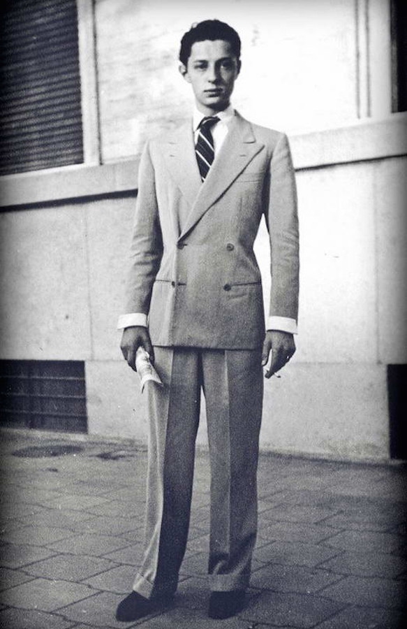 A young Gianni Agnelli wearing a 4x1 double-breasted suit buttoned on the top button. This creates a more formal look, as opposed to buttoning on the bottom button, which is naturally more relaxed.