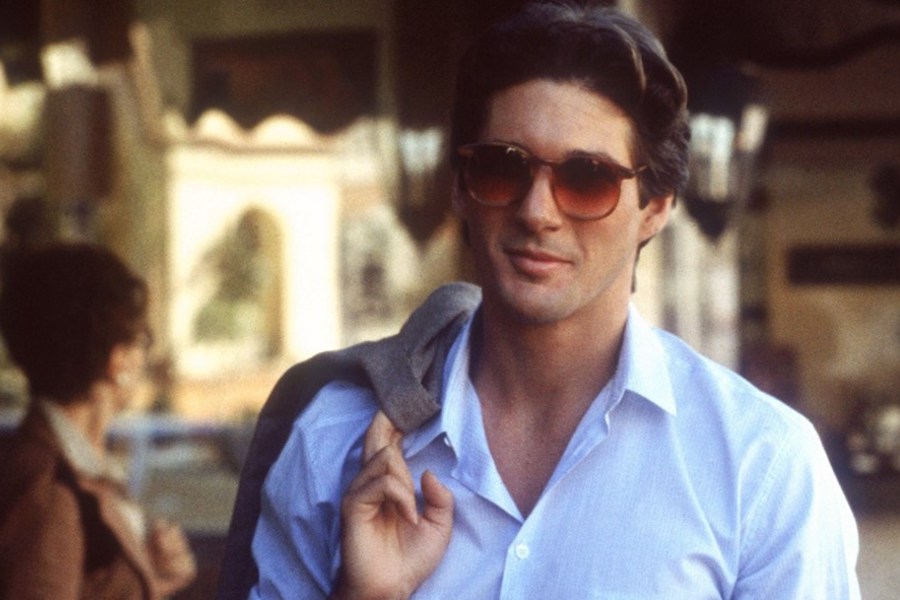 Styled by Armani throughout the film, Gere looks effortlessly sophisticated yet casual whilst wearing a white cotton shirt paired with a loosely-fitted, unstructured jacket and large tortoiseshell sunglasses.