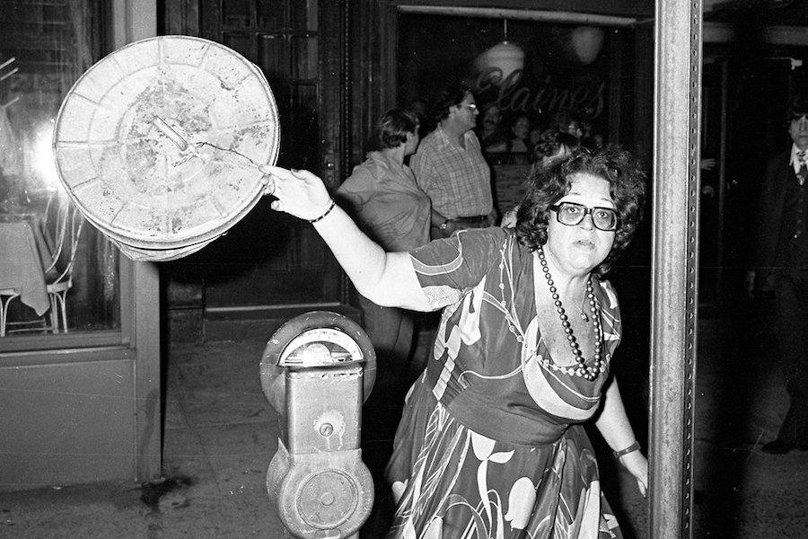 Ron Galella captured the moment Elaine threw the rubbish bin lid straight at him, 1978. Photo by Ron Galella/WireImage.