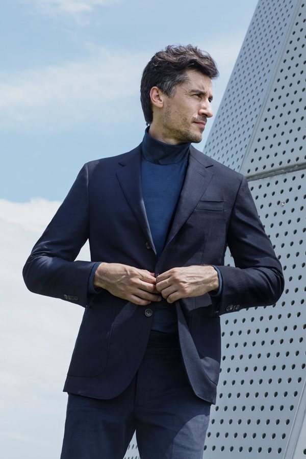 This wrinkle-resistant blazer is ideal for travelling.