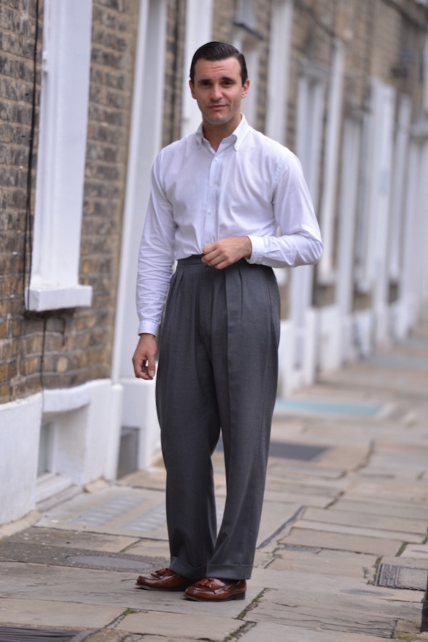 James Turner wears pleated, wide-legged trousers by Scott Fraser with a white Oxford shirt and G.H Bass tassel loafers. His ensemble harks back to Hollywood’s ‘Golden Age’, showcasing how the look is just as elegant today as it was sixty years ago.