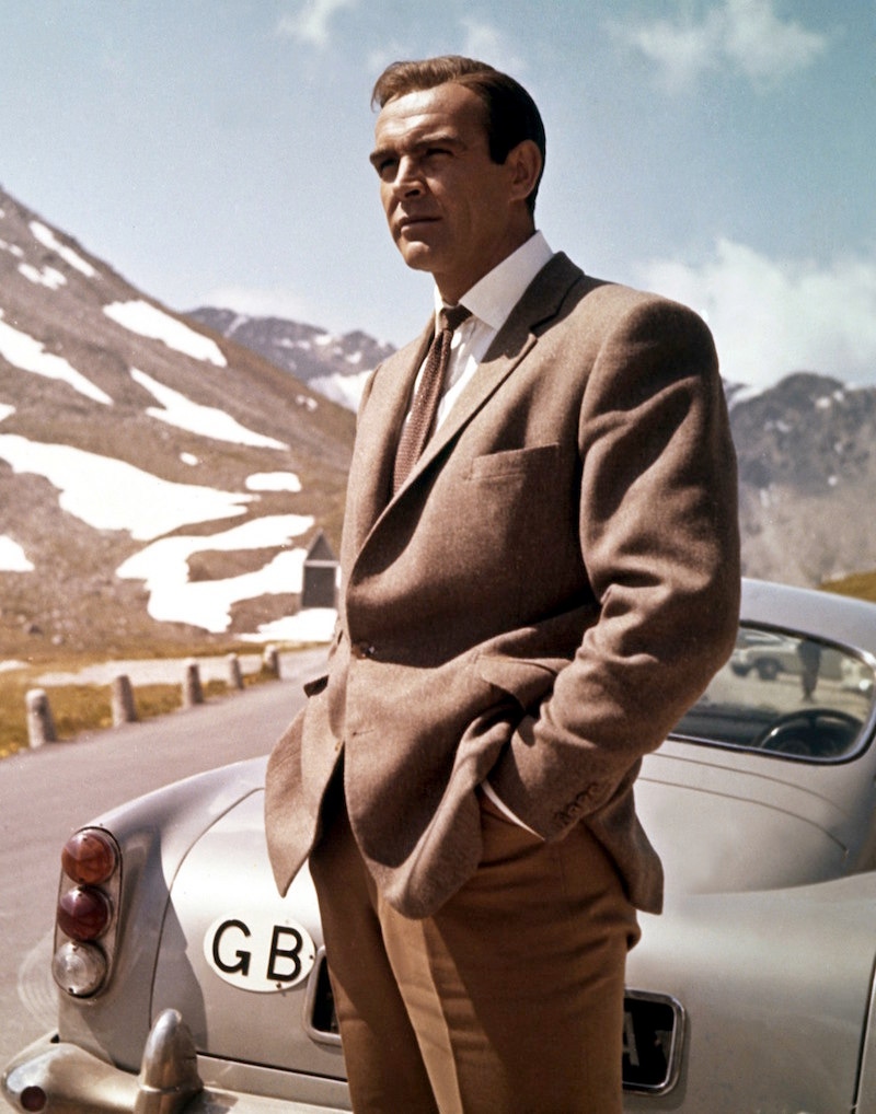 Connery wears a brown barleycorn tweed, two-button single-breasted hacking jacket.