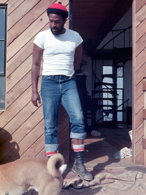 Marvin Gaye wearing a white T-shirt and denim jeans, 1973. Photograph by Jim Britt/Michael Ochs Archives/Getty Images.