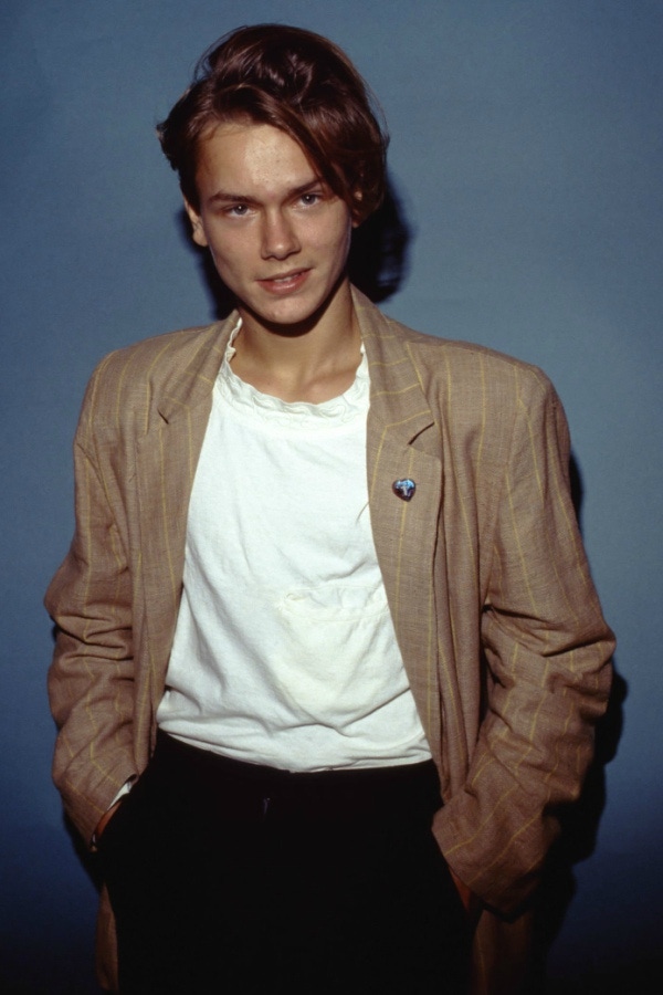 Phoenix sports a slouchy jacket over a crisp white T-shirt, 1988. Photograph by Elisa Leonelli/REX/Shutterstock.