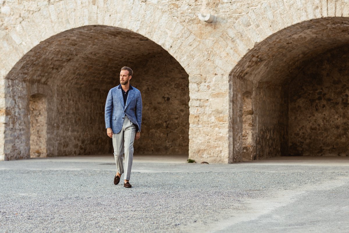 Andreas Weinas, in Orazio Luciano, opts for the pairing of blue and grey – a classic separates combination.