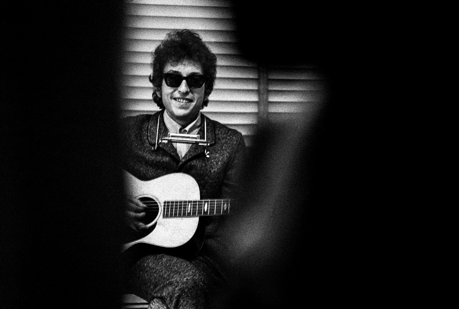 Dylan captured during a performance in 1965. © Jerry Schatzberg. Courtesy of ACC Art Books.