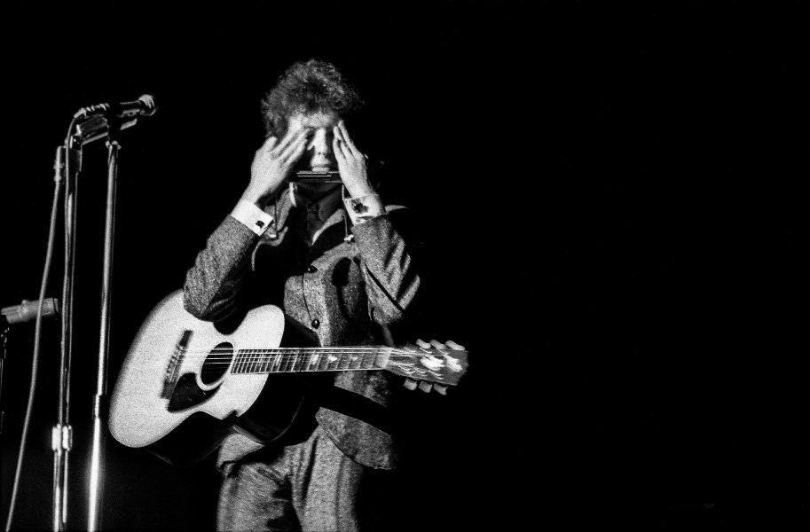 Dylan performing in 1965. © Jerry Schatzberg. Courtesy of ACC Art Books.