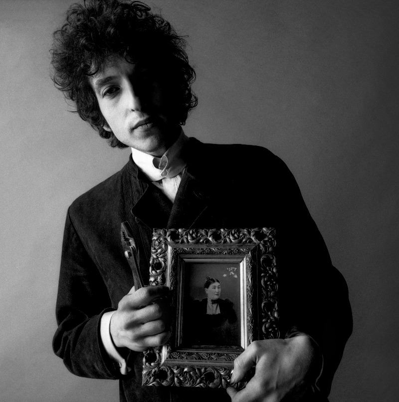 Holding a picture frame as a prop inside Schatzberg's photography studio in the mid-1960s. © Jerry Schatzberg. Courtesy of ACC Art Books.