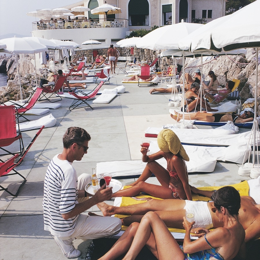 Holidaymakers at the Hotel du Cap Eden-Roc, Antibes on the French Riviera, 1969. (Photo by Slim Aarons/Hulton Archive/Getty Images)