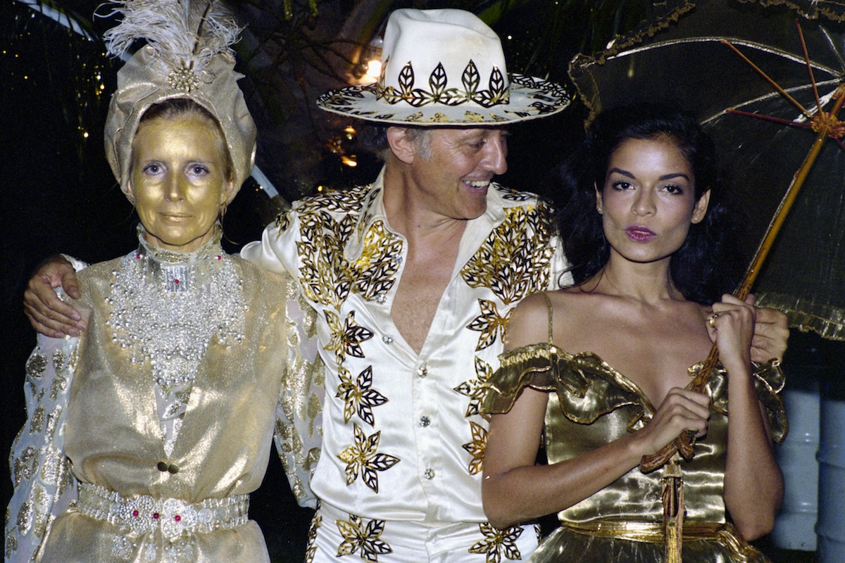 Colin Tennant and his wife Lady Anne (l) and Bianca Jagger, At gold themed 50th Birthday Party of Hon Colin Tennant on Mustique, West Indies, 22nd November 1976. (Photo by Lichfield/Getty Images)