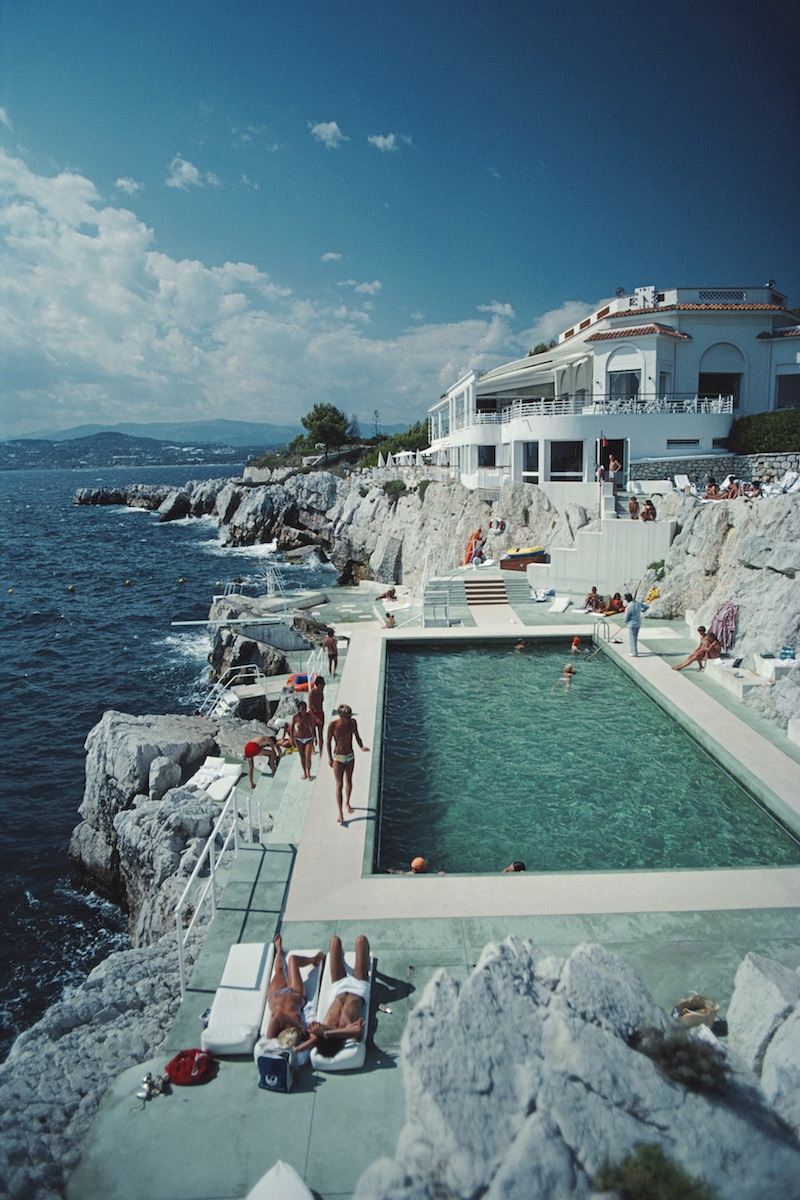 Guests by the pool at the Hotel du Cap Eden-Roc, Antibes, France, August 1976. (Photo by Slim Aarons/Hulton