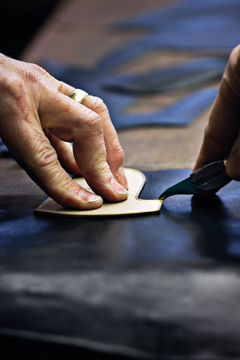 Hand clicking using an original cardboard pattern.