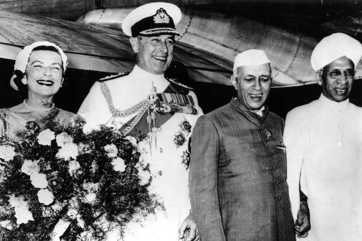 Jawaharlal Nehru welcomes Mountbatten and his wife to India, 1956 (Photo via Getty)