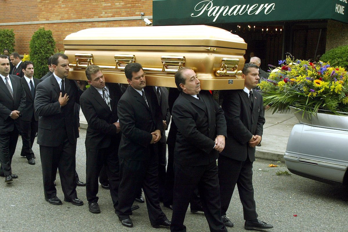 Being carried from his funeral, 2002 (PHOTO/Doug KANTER (Photo credit should read DOUG KANTER/AFP/Getty Images)