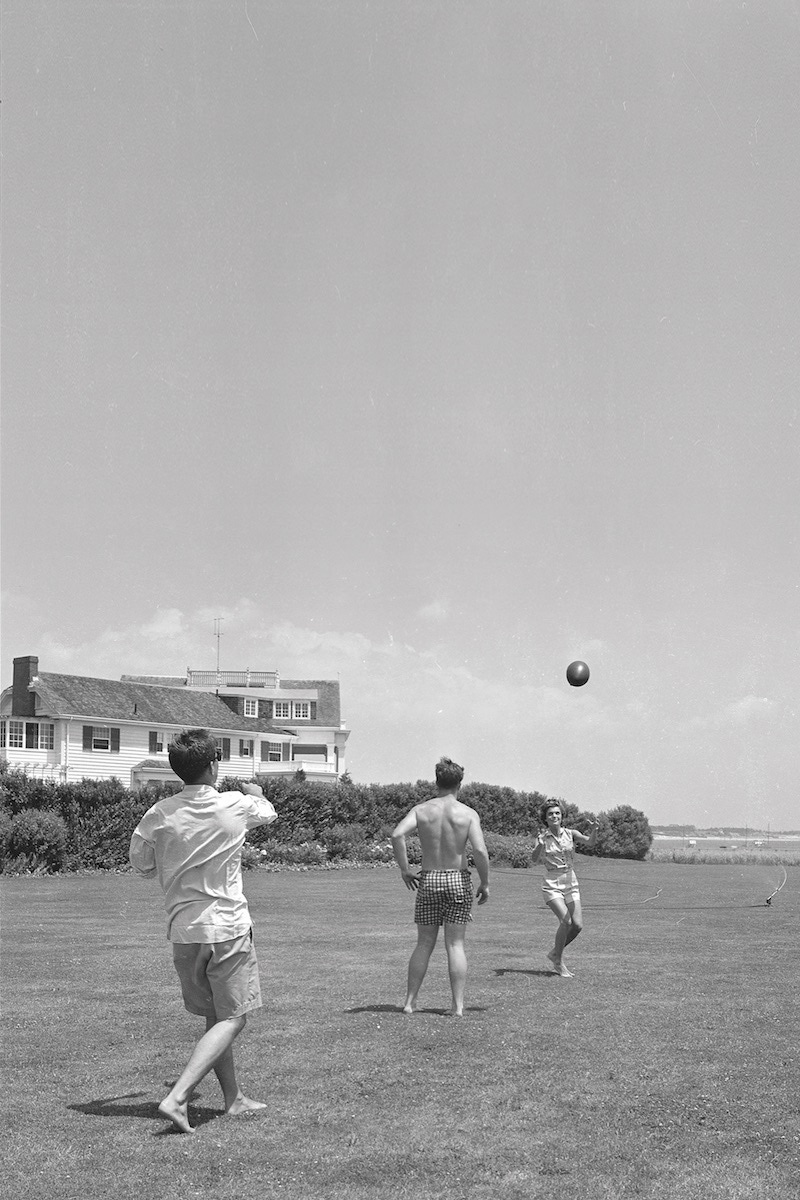 J.F.K. and his then fiancée, Jacqueline Bouvier, play American football at his house in Hyannis Port, 1953 (Photo by Hy Peskin/Getty Images)