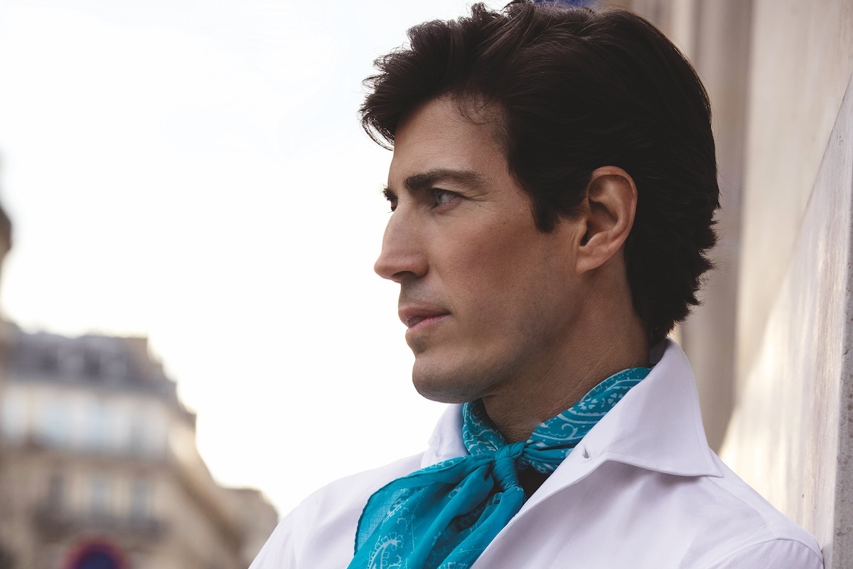 Biarritz: White sport shirt with one-piece collar; light blue sport trousers; turquoise paisley scarf.