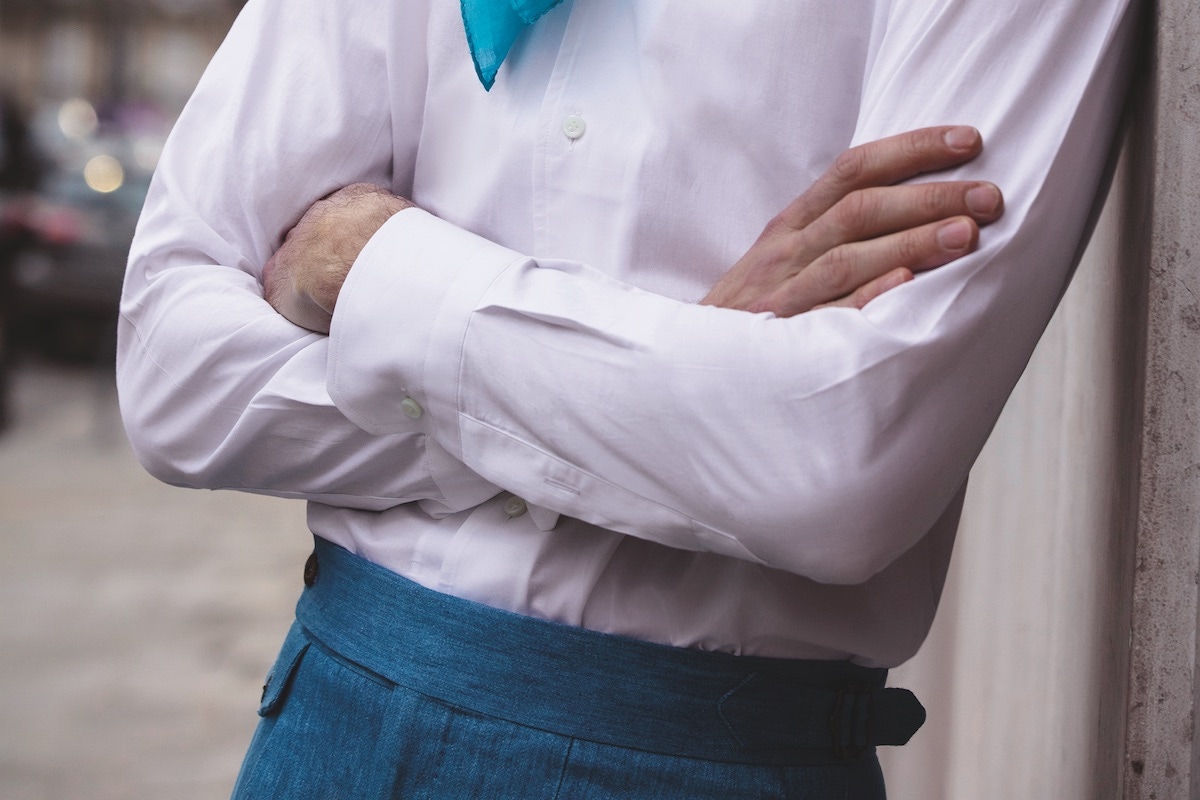 Biarritz: White sport shirt with one-piece collar; light blue sport trousers; turquoise paisley scarf.