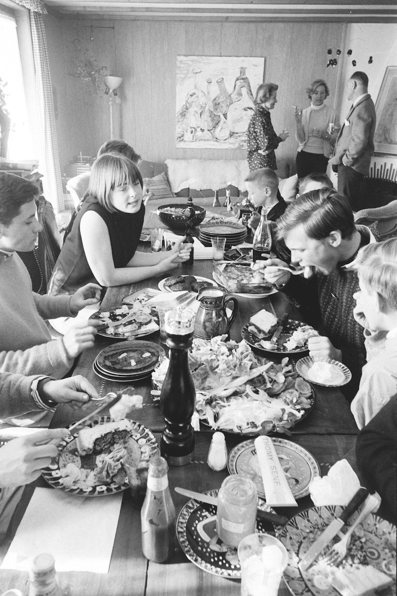 Students dine together in a ski chalet which forms part of the winter campus of the Institut Le Rosey, an international boarding school, Gstaad, Switzerland, 1965. (Photo by Carlo Bavagnoli/TimeLife Pictures/Getty Images)