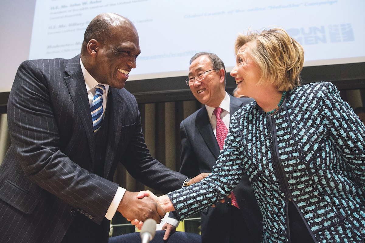 John Ashe greets Hillary Clinton at the United Nations in 2014 (Photo by Andrew Burton/Getty Images)