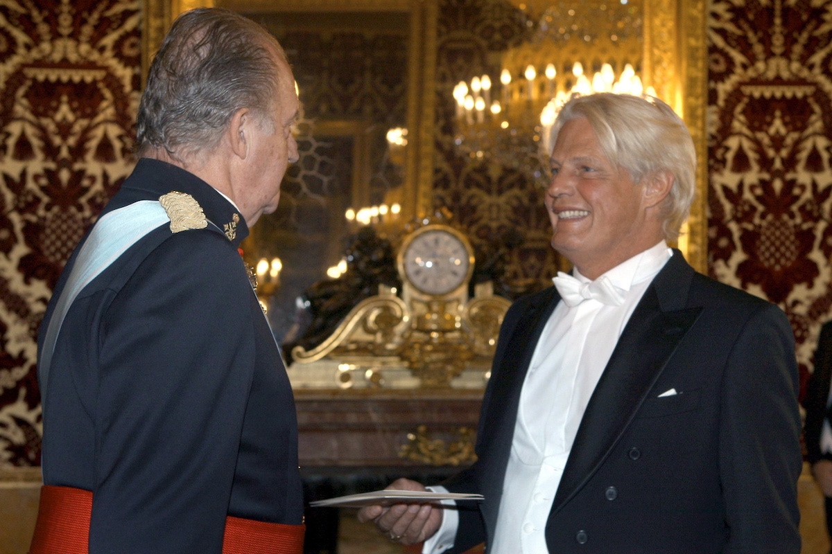 Bruno Delaye in conversation with King Juan Carlos at the Royal Palace in Madrid in 2007 (Photo by Manuel H. De Leon/EPA/REX/Shutterstock (8026144a)