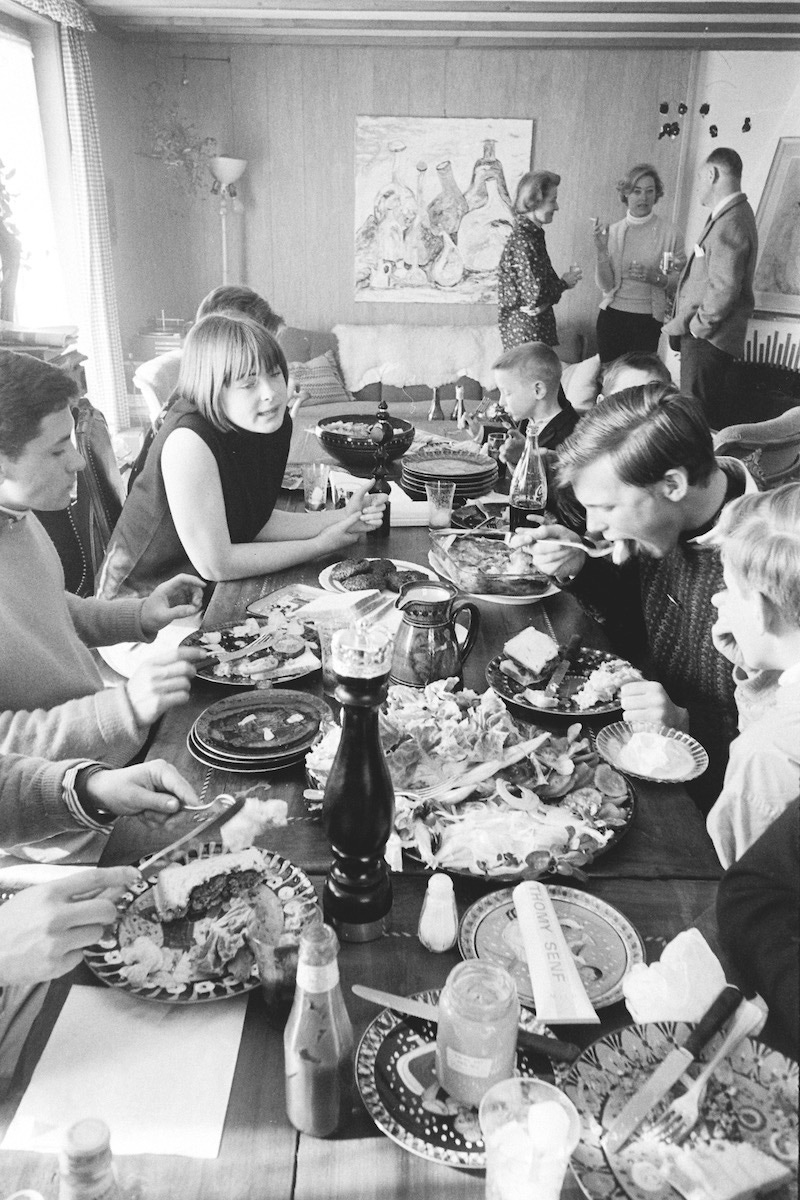 Dining in a ski chalet in Gstaad, 1965 (Photo by Carlo Bavagnoli/Time/Life Pictures/Getty Images)