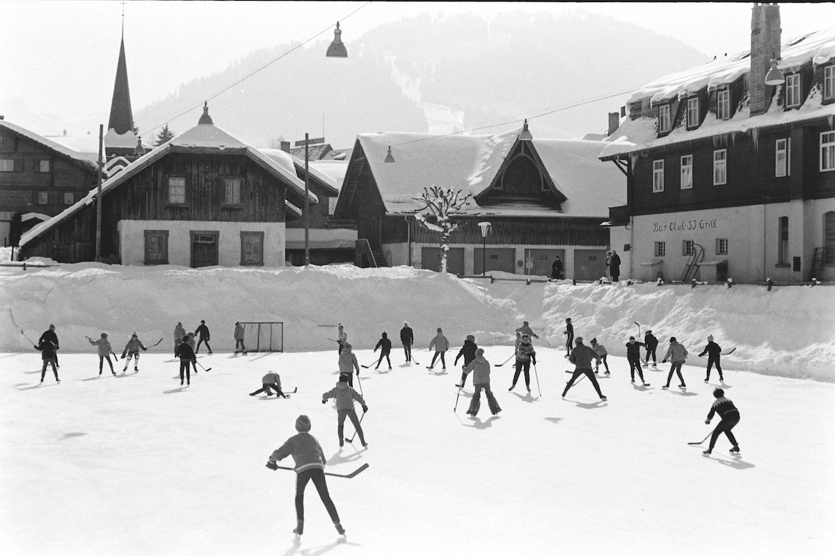 Students play a game of hockey during lunchtime in Gstaad, 1965. (Photo by Carlo Bavagnoli/Time & Life Pictures/Getty Images)