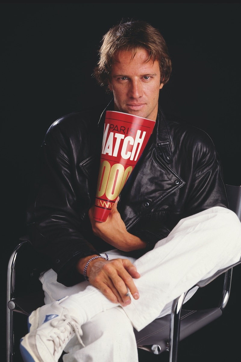 Christophe Lambert presents Paris-Match No. 2000. 1987.  (Photo by Benjamin Auger/Paris Match via Getty Images)