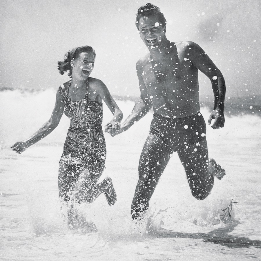 Derek with his first wife, Pati Behrs, at Laguna Beach, California, 1955 (Photo by Jack Albin/Archive Photos/Getty Images)